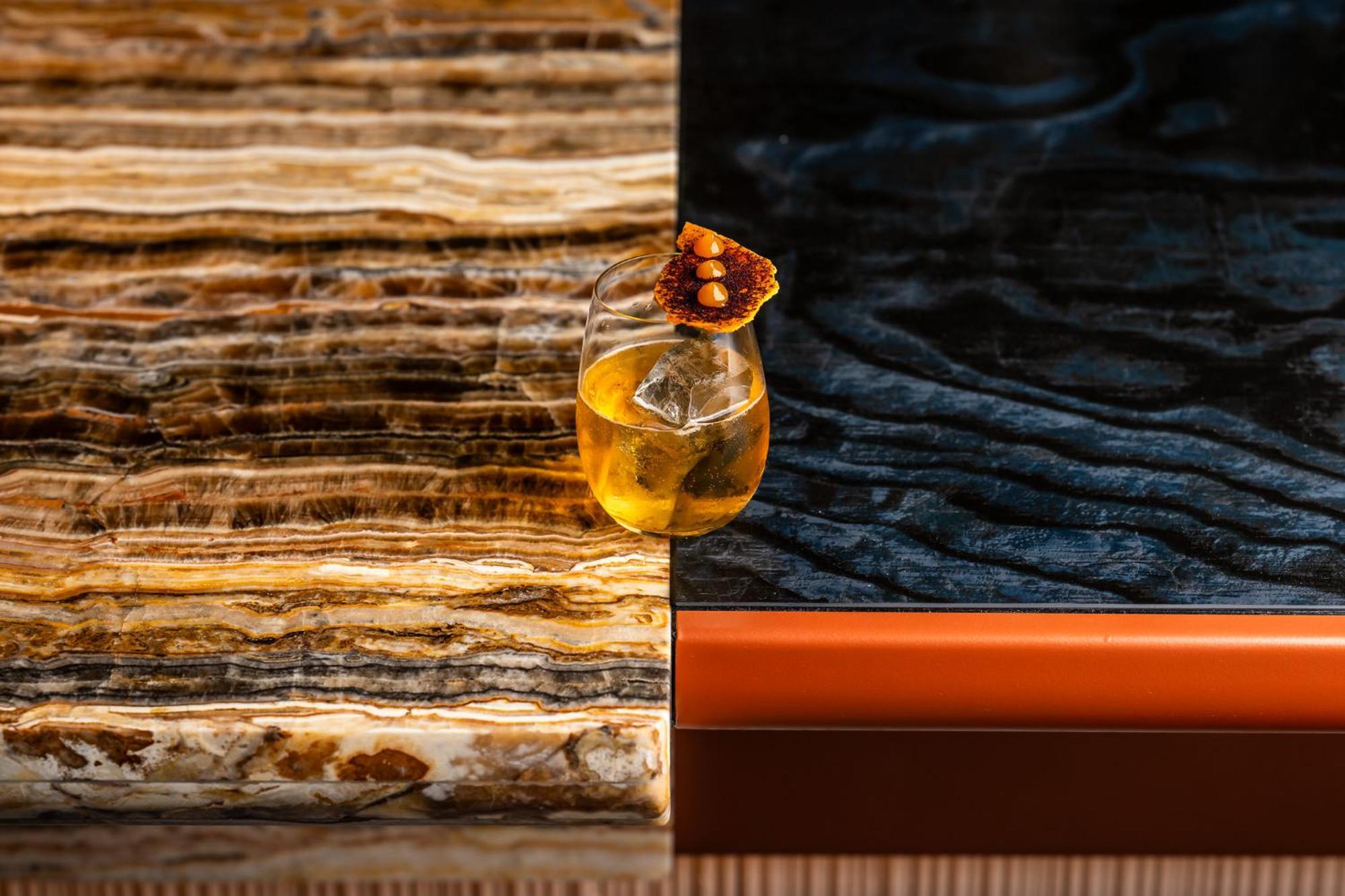 Andaz Amsterdam, Prinsengracht, By Hyatt Esterno foto A glass of Old Fashioned