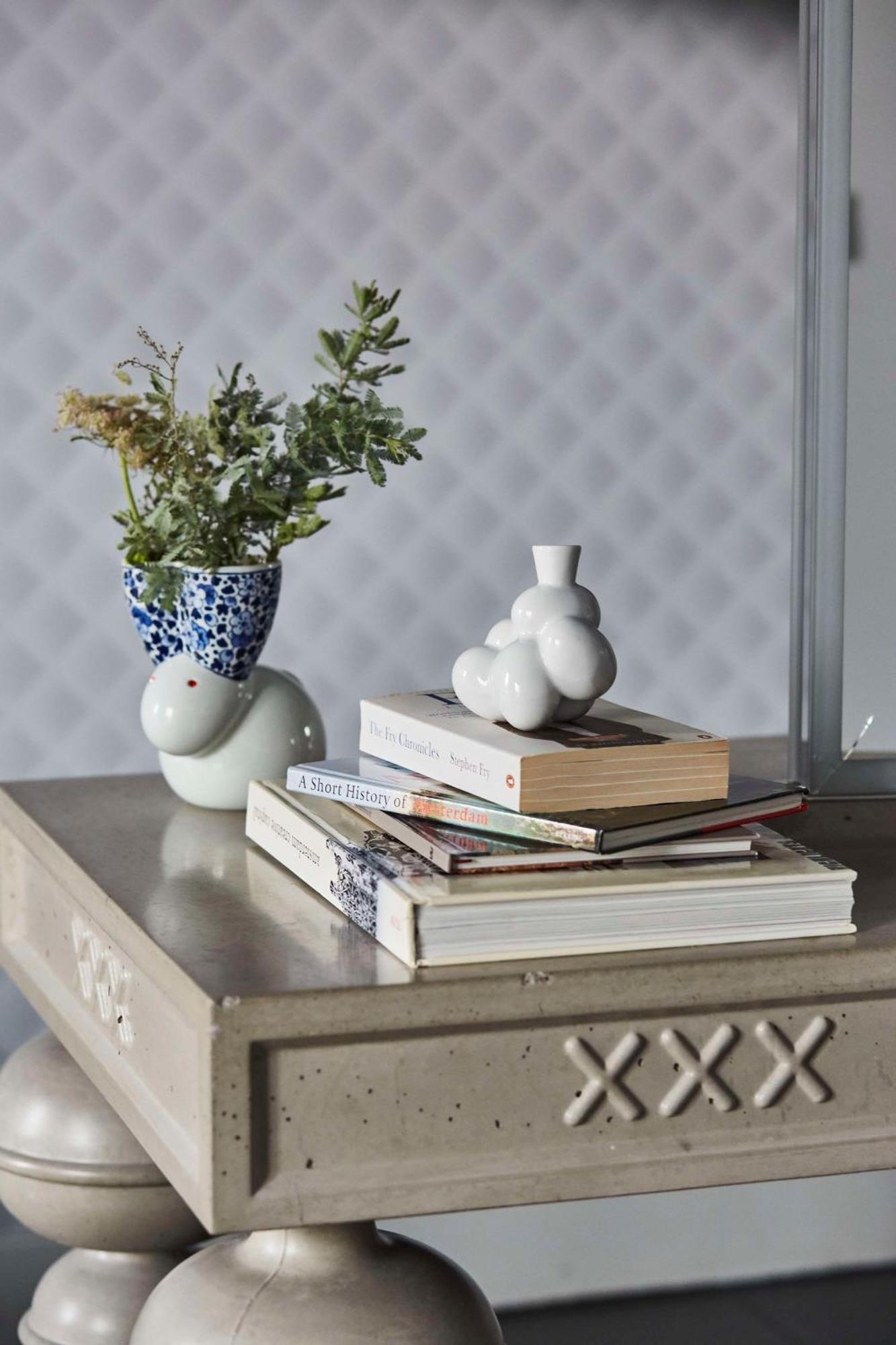 Andaz Amsterdam, Prinsengracht, By Hyatt Esterno foto A vase and a stack of books